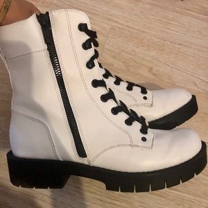 MIA Zip boots